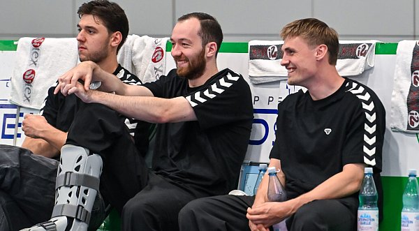 Der Ausfall seiner Positionskollegen Morten Hempel Jensen (rechts) und Alexander Weck (Mitte) führten dazu, dass Anatanivius viel Spielpraxis bekam. - © Angela Metge