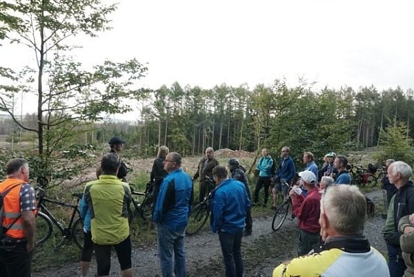 Gut besucht war die Rad-Exkursion der Warburger Bündnisgrünen in den Stadtwald. - © Grüne