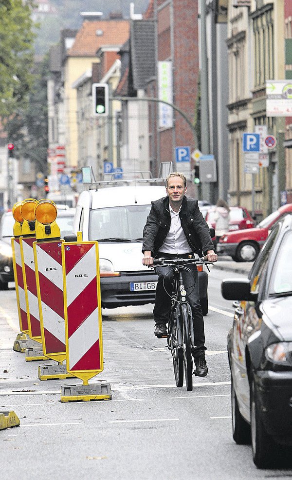 Dicht gedrängt: Der Fahrradbeauftragte Oliver Spree fährt neben einer Baustelle zwischen zwei Fahrzeugen. Solchen brenzligen Situationen begegnen Radfahrer an vielen Stellen. - © Wolfgang Rudolf