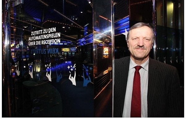 Joachim Pollok ist ab dem 1. Januar 2014 alleiniger Direktor in der Spielbank und für das klassische Spiel wie auch das Automatenspiel zuständig. Beide Bereiche waren bislang getrennt, werden künftig aber ohne Glas-Barriere erreichbar sein. - © FOTO: PETER STEINERT