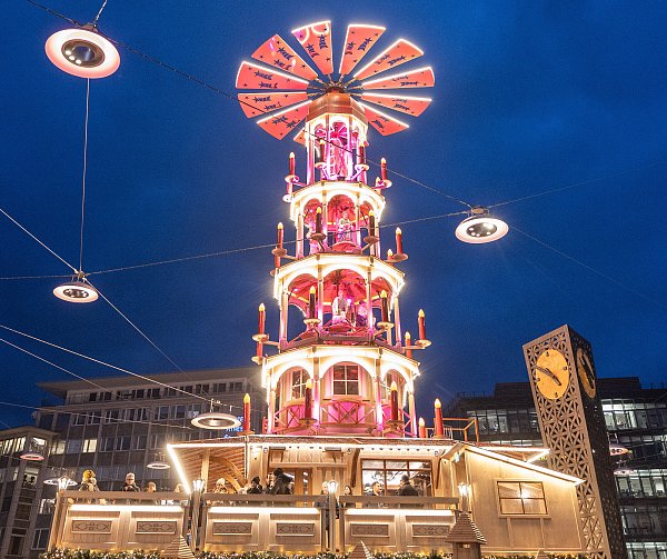 Die Weihnachtspyramide erhellt den Bielefelder Nachthimmel, rundrum beleuchten "Nachtsonnen" den Jahnplatz. Die Pyramide ist die höchste in NRW. - © Oliver Krato