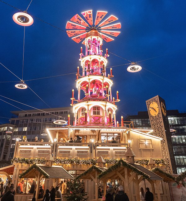 Seit 2023 steht auf dem Bielefelder Jahnplatz die größte Weihnachtspyramide in ganz NRW und wird in buntes Licht getaucht. - © Oliver Krato