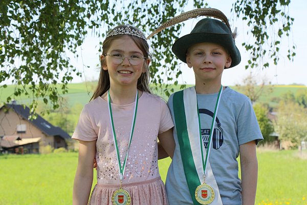 Das Kinderkönigspaar Tim Pott und Carla Keßler. - © Schützen Erkeln
