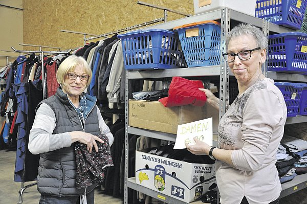 Letzte Handgriffe: Die ehrenamtlichen Helferinnen Christa Schäfer (l.) und Sabine Dietz sortieren Damenhosen nach Größe ins Regal ein. - © Helga Krooß