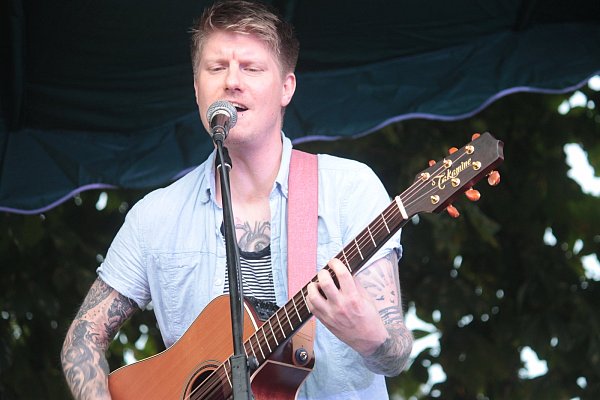 Back to the Roots: Marcel Ganguin aus Bielefeld tritt beim dritten Woodpecker wieder ohne Band als Singer-Songwriter auf und schlägt ruhigere Töne an. - © Alexandra Wilke