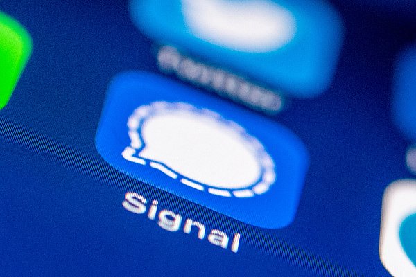 Niederländische Medien berichteten kürzlich über einen wundersamen Download-Anstieg der Messenger-App Signal. - © Zacharie Scheurer/dpa-tmn