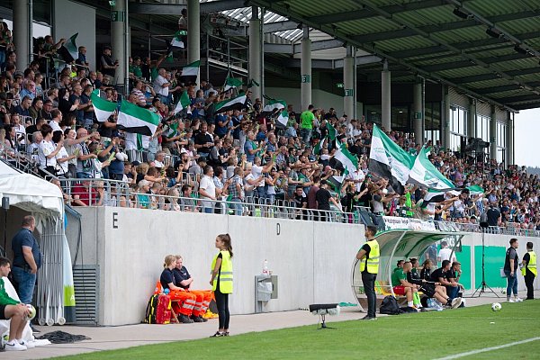 Rödinghausen gegen Paderborn: Fans jubeln nach dem Tor zum 1:2 von Simon Engelmann. - © Noah Wedel
