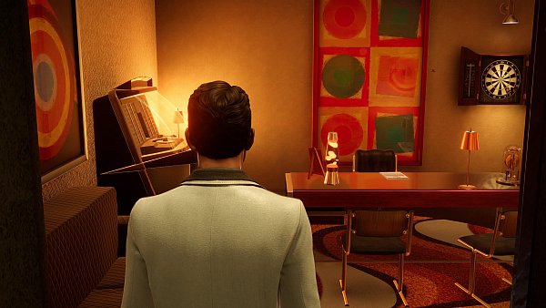 Hercule Poirot betritt ein stilvolles Büro im Retro-Design der Siebziger. Da darf auch die Lava-Lampe nicht fehlen. - © Microids