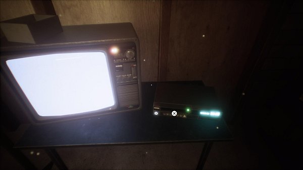 Da liegt ein Videoband von der Tür, und wir spielen es einfach mal ab? Das war noch nie eine gute Idee! - © Deadbolt Interactive