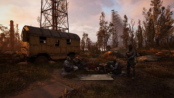 Stalker in der Zone: Eine Gruppe von Schatzsuchern macht Rast in der gefährlichen, aber faszinierenden Welt von „Stalker 2: Heart of Chornobyl“. - © GSC Game World