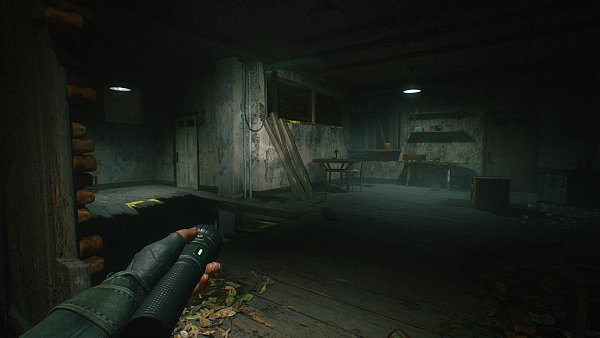 In keinem Spiel zuvor sind wir so vorsichtig durch die Welt gegangen wie in "A Quiet Place: The Road Ahead". Und jeder von uns ahnt doch, dass in dem Raum hinten links ein Monster wartet, oder? - © Saber Interactive