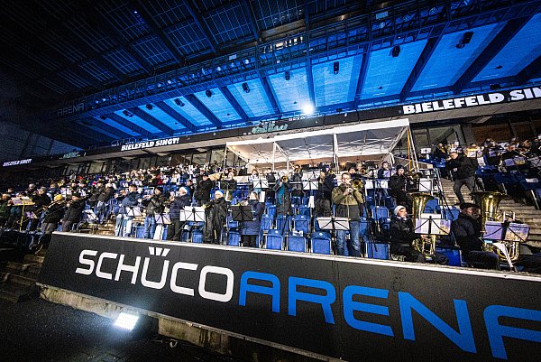 18.0000 Bielefelder singen Weihnachtslieder im Stadion. - © Mike-Dennis Mueller