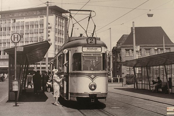 Am Jahnplatz hielten früher schon die Straßenbahnen. Das Foto entstand 1960. - © Karl Geue/Stadtarchiv Bielefeld