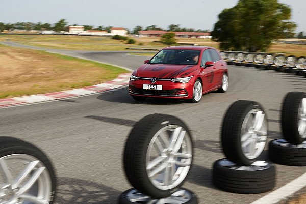 Ein Auto wird bei einem Reifentest auf einer Rennstrecke auf seine Sommerreifen geprüft. - © ADAC/Marc Wittkowski