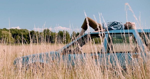 Wer hat eigentlich die Liebe erfunden? Darüber denkt Charlotte (Corinna Harfouch) auf dem Autodach nach. - © Unbekannt