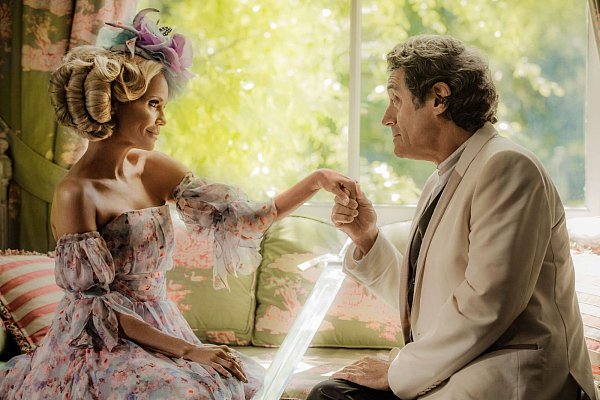 Kristin Chenoweth (Easter) mit Ian McShane (Mr. Wednesday).  - © Starz Entertainment, LLC