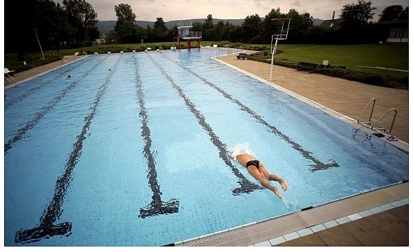 Die Anlage ist Jahrzehnte alt, nach Ansicht der Wirtschaftsbetriebe Lübbecke aber noch gut in Schuss. Die Wählergemeinschaft Lübbecke setzt sich für ein kombiniertes Hallen- und Freibad ein, das deutlich dichter am Stadtzentrum liegen soll. Das würde das Aus für das Freibad in Gehlenbeck bedeuten. - © FOTO: TYLER LARKIN