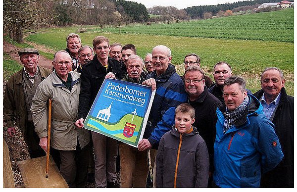 Ortsvorsteher Antonius Koch (rechts am Plakat) mit Dahler Wanderfreunden im Ellerbachtal: Elmar Ahle (senior und junior), Hans-Georg Berling, Bernhard Fraune, Bernhard Koch, Fabian Koch, Franz Kudak, Ortsheimatpfleger Jörg Neumann, Helmut Rohlfs, Wilhelm Sander, Thomas Schulte mit den Söhnen Philipp und Hendrik, Manfred Zacharias und Helmut Wulf. - © FOTO: ROLAND MAORO