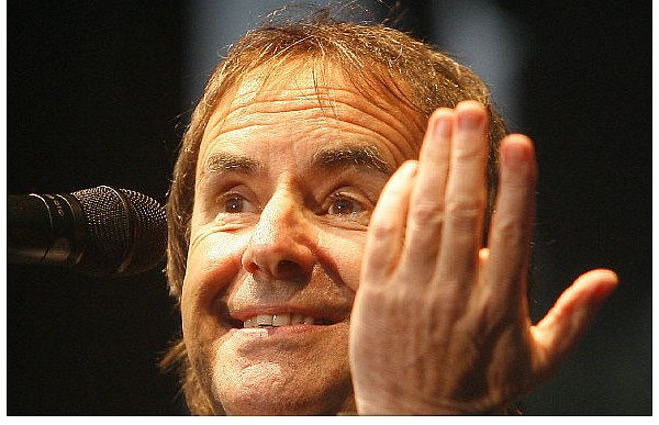 Seit 1974 hat Chris de Burgh 19 Studio-Alben produziert. Das 20. ist für September vorgesehen. Und die Konzerte des Sängers und Komponisten können schon einmal drei Stunden dauern. Die Fans in Beverungen dürfen sich also auf ein fantastischen Sommerabend freuen. - © ARCHIVFOTO: ANDREAS FRÜCHT