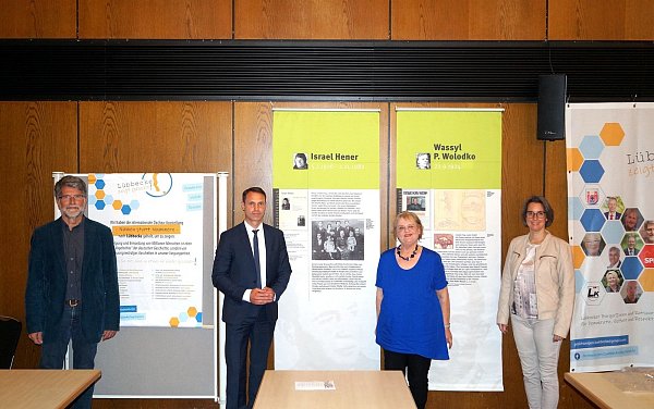 Irmgard Schmidt (3.v.r.) und Michael Hafner (ganz r.) übergeben die ersten beiden Ausstellungsbanner von Wassyl P. Wolodko und Israel Hener an Marc Schäuble und Anke Schrader. - © Michael Grundmeier