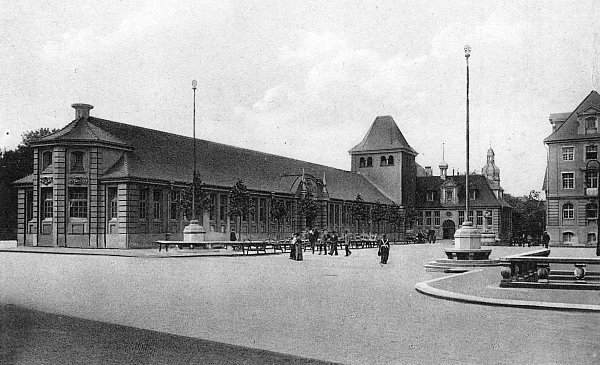 Ansichtskarte mit Marktständen: In den 1920er Jahren war die Markthalle ein beliebtes Fotomotiv. - © Foto: Geschichtsverein Herford
