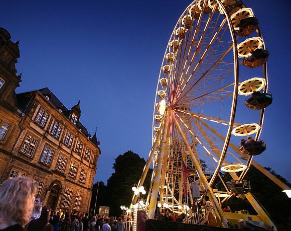 Eindrucksvoll: Das Riesenrad vor dem Ratsgymnasium. - © Bielefeld Marketing GmbH