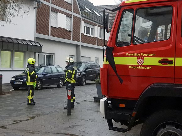 Mit schwarzen Bändern an ihren feuerwehrautos trauern auch die Mitglieder der freiwilligen Feuerwehr in Pium um den getöteten Kameraden, der vor einer Woche bei einem Gas-Einsatz ums Leben kam. - © Anke Schneider