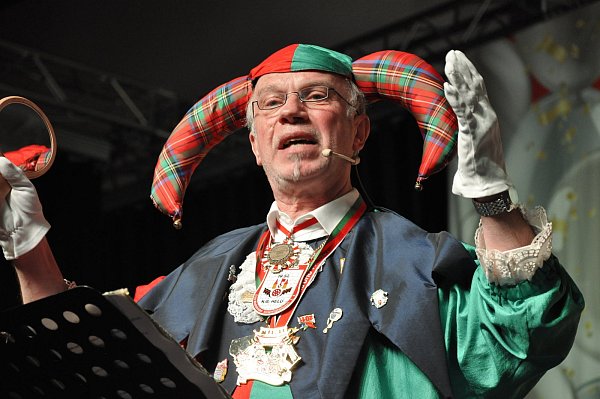 Willi Baumhus erklärte als Till Eulenspiegel spitzfindig und mit Fachwissen über die tieferen Hintergründe der Lokalpolitik auf. - © Rainer Stephan