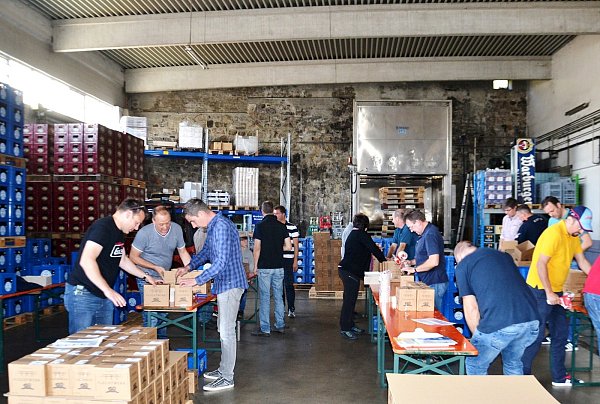 Angepackt und eingepackt: Eine Gruppe Nieheimer Bürger fuhr nach Warburg, um 10.000 Flaschen in 1.600 Versandkartons einzupacken. - © Stadt Nieheim