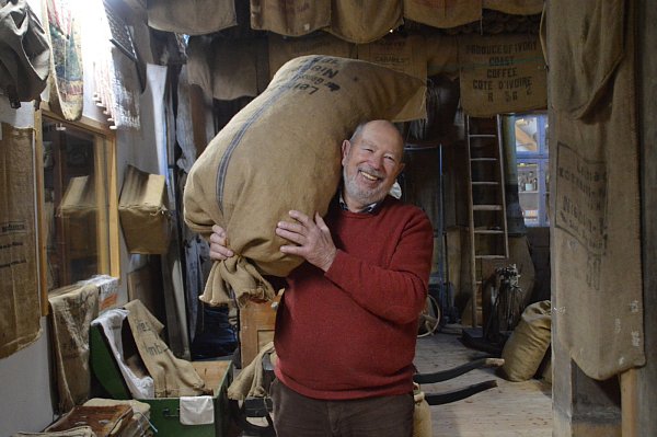 Ulrich Pieper trägt den ersten Nieheimer Sack aus dem Sackmuseum, ein Leihsack der Genossenschaft Nieheim von 1952. - © Jonas Gröne
