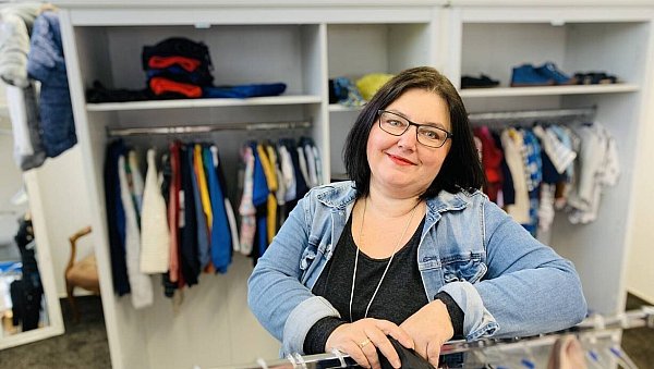 Eva Zander betreibt den Second-Hand-Shop "Evas Klamotteria". - © Lena Vanessa Niewald