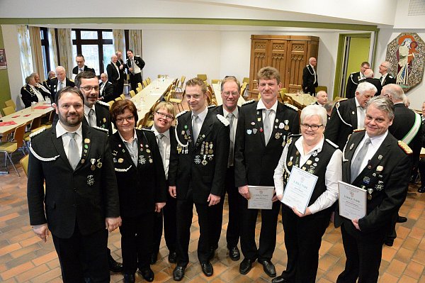 Ausgezeichnet: Frank Düttmann (v. l.), Bernhard Frickenstein, Karola Hericks, Andreas Hoffmann, Andre Kettelhoit, Ulrich Wax (Gilde-Verdienstorden), Stefan Frickenstein, Gertrud Steppeler (Silbernes Verdienstkreuz) und Ralf Landwehrjohann. - © Andreas Eickhoff