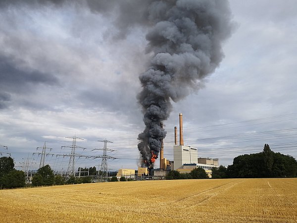 Die tiefschwarze Rauchwolke war noch kilometerweit zu sehen. MT- - © Foto: Carsten Korfesmeyer
