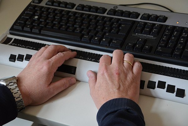 Hans-Jürgen Eilers beim Tippen an der speziellen Braille-Tastatur - © Kreis Holzminden