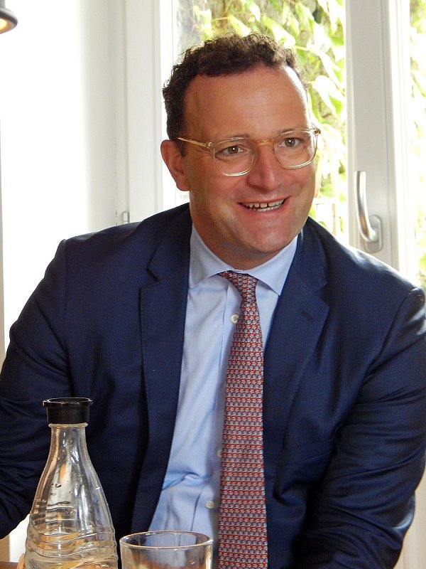Bundesgesundheitsminister Jens Spahn hört zu. - © Gunter Held