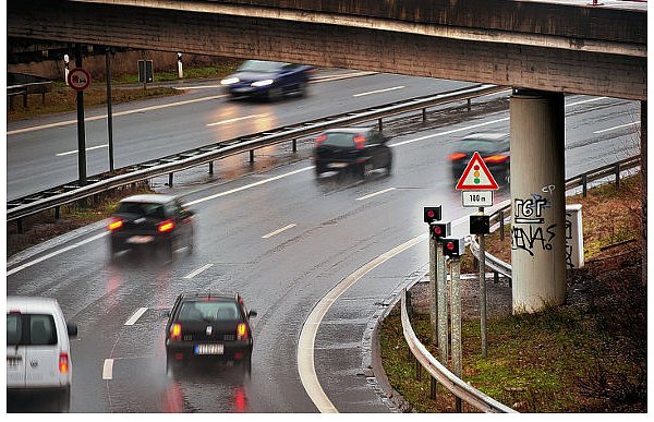 Während dieser Blitzer kurz vor dem Ostwestfalen-Tunnel im vergangenen Jahr gerade mal 584 Verstöße registrierte, blitzte es nur wenige hundert Meter später – mitten im Tunnel – erstaunliche 4.333-mal. - © FOTO: ANDREAS FRÜCHT