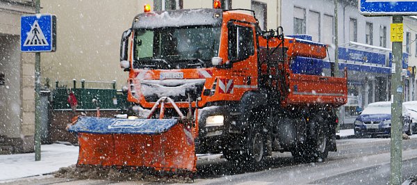 Ein Schneepflug befreit die Straßen in OWL von Neuschnee, während die Region von einer Kaltfront erfasst wird. - © Ralph Meyer