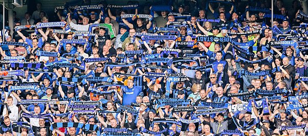 Fans SC Paderborn Tribüne SC Paderborn - Hamburger SV 1:0 (1:0) 33. Spieltag, 10. Mai 2024 In der Home-Deluxe-Arena empfängt der SC Paderborn am Freitagabend den Hamburger SV zum letzten Heimspiel in der Zweitligasaison 2023/24. - © Besim Mazhiqi