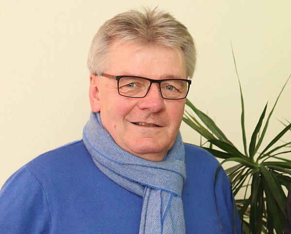 Gemeinsam mit seinem Team organisiert Walter Knörrich den Nikolausmarkt. - © Knut Dinter