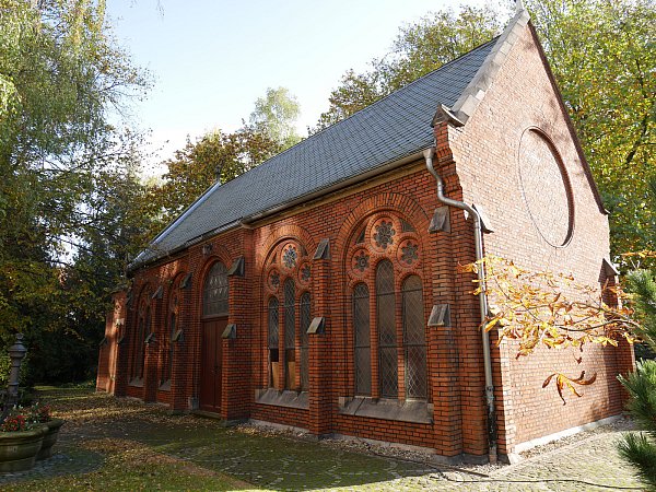 Erhalten: Obwohl der ebenfalls auf dem Friedhof bestattete Architekt Edwin Oppler zahlreiche Sakralbauten schuf, sind viele dieser Gebäude während des Pogroms vom November 1938 zerstört worden. Nicht so die Trauerhalle auf dem Friedhof "An der Strangriede". - © Jörg Militzer