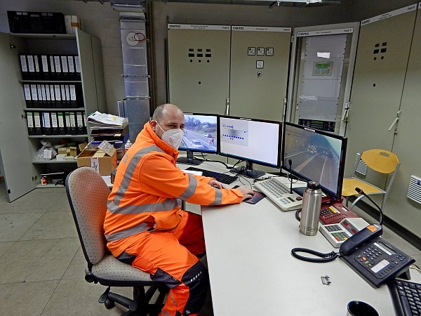 Auf den äußeren beiden Monitoren wird das Geschen vor und im Tunnel von Stephan Hoge von der Firma Spie Osmo beobachtet. - © Gunter Held