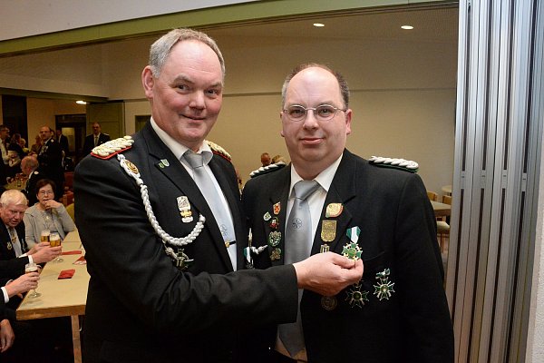 Schützenbruder des Jahres: Erwin Schröder (r.) wurde von Brudermeister Markus Nagelsdiek mit dem Ehrentitel der Gilde ausgezeichnet. - © Andreas Eickhoff