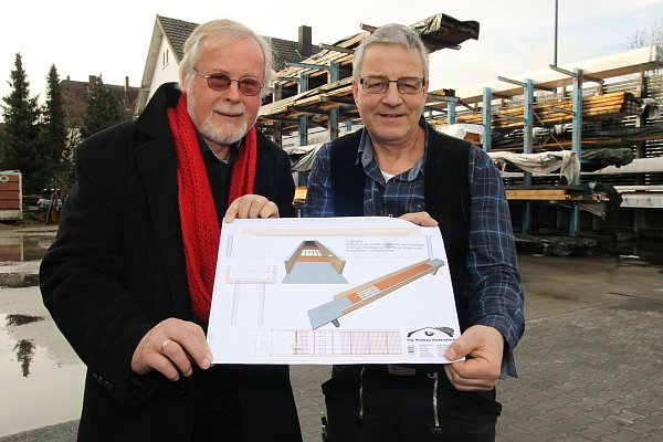 Hans-Peter Vorderwisch und Ludger Klein-Ridder mit dem Plan auf dem Firmengelände. - © Oliver Herold