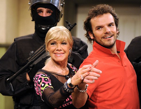 Ingrid van Bergen 2010, hier mit TV-Koch Steffen Henssler nach der Aufzeichnung der dritten Folge "Ohnsorg: Tratsch im Treppenhaus ... es geht weiter". - © Marcus Brandt/dpa