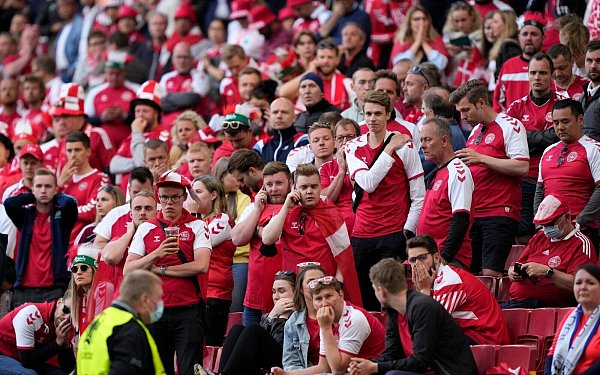 Die dänischen Fans waren wie alle im Stadion und an den Bildschirmen fassungslos. - © Martin Meissner/AP Pool/dpa
