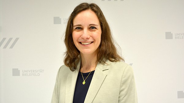 Professorin Dr. Stefanie Horndasch arbeitet seit April 2025 als Professorin für Kinder- und Jugendpsychiatrie und Psychotherapie an der Medizinischen Fakultät OWL der Universität Bielefeld. Gleichzeitig hat sie die Ärztliche Leitung der Universitätsklinik für Kinder- und Jugendpsychiatrie und Psychotherapie am Evangelischen Klinikum Bethel (EvKB) übernommen. - © Universität Bielefeld