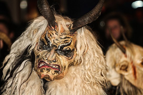 Krampus, der im Süden Bayerns und dem Ostalpenraum als Begleiter des Nikolaus auftritt, erscheint mit zotteligem Fell, Hörnern und verzehrter Fratze. - © Symbolbild: pixabay