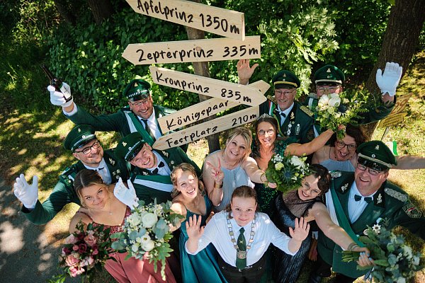 Der Hofstaat um das Königspaar Ilona und Ulrich Pott wird am 1. Mai abgelöst. Die Stukenbrock-Senner schießen den neuen Regenten aus. - © Marwin Gansauge