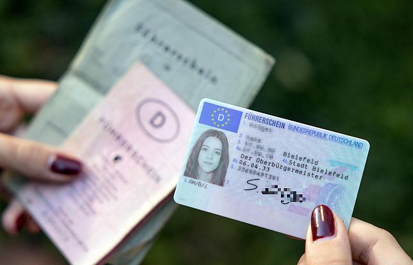 Der alte Papierführerschein und der neue Scheckkartenführerschein: Bis 2033 müssen alle umgetauscht werden, um EU-Standards zu erfüllen. - © Oliver Krato