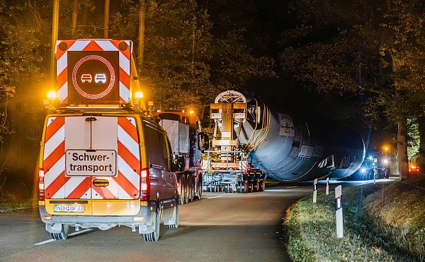 Durch eine sogenannte Modul-Achs-Nachläufer-Kombination konnten die Schwerlastexperten den Rumpf des Airbus sehr tief über dem Boden transportieren. - © Gruber Logistics